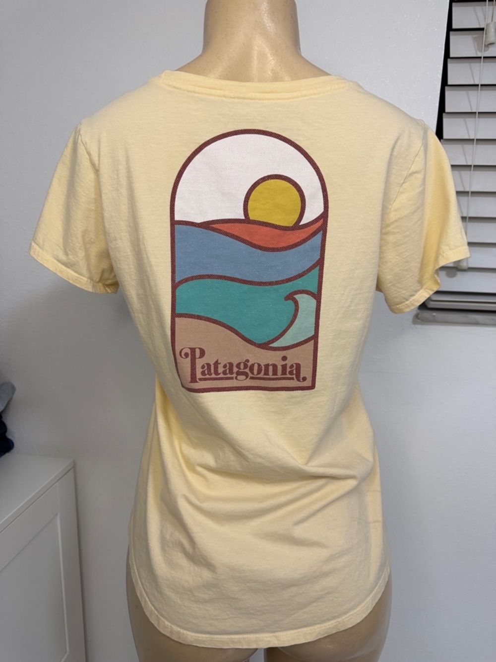 Patagonia Shirt Womens Medium Slim Fit Yellow Outdoors Lightweight Short Sleeve